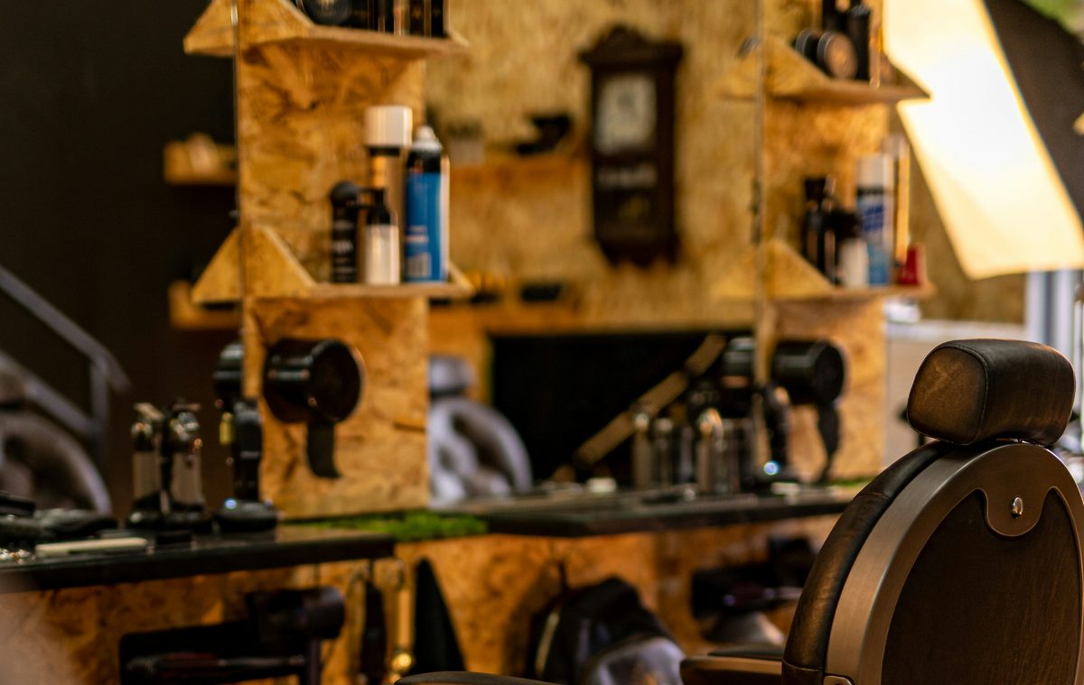 Barbershop belső tér borbélyszékkel és termékpolcokkal